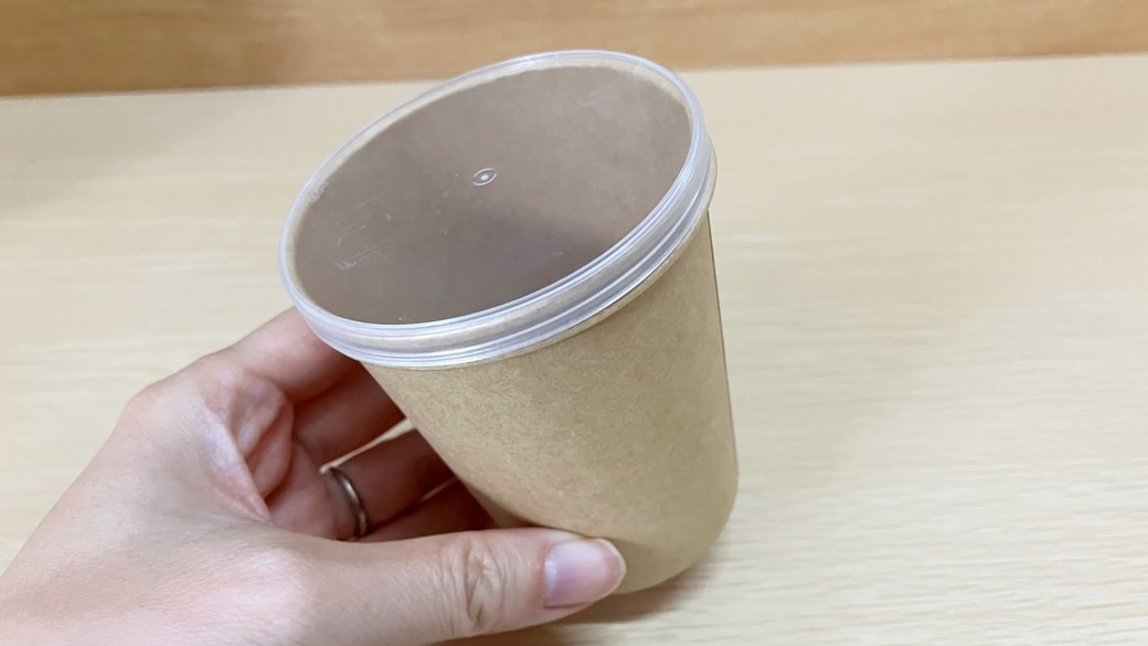 紙コップににはまったプリングルスのふた