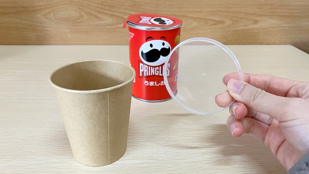 プリングルスのふたと紙コップ