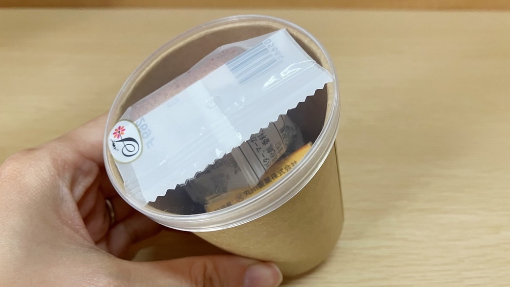 おやつを入れた紙コップ