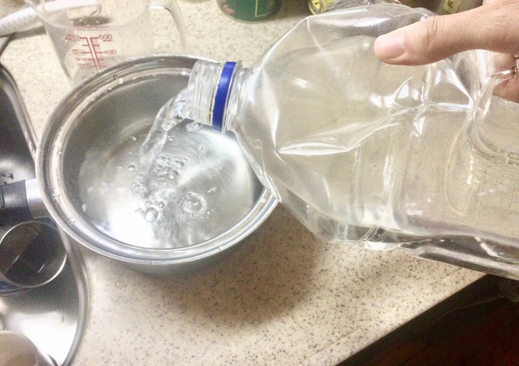 ペットボトルの水を注ぐ