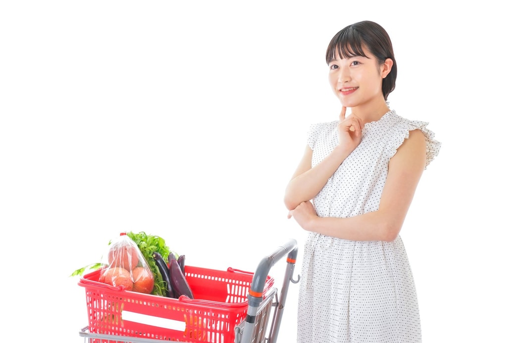 買い物中の女性