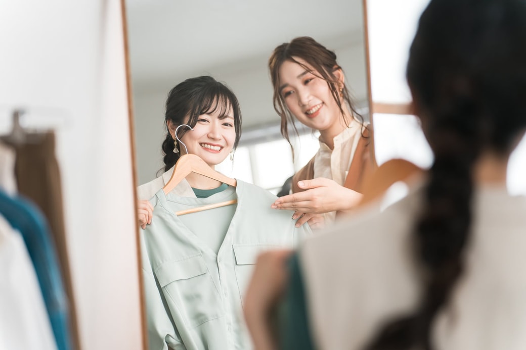 服を合わせる人