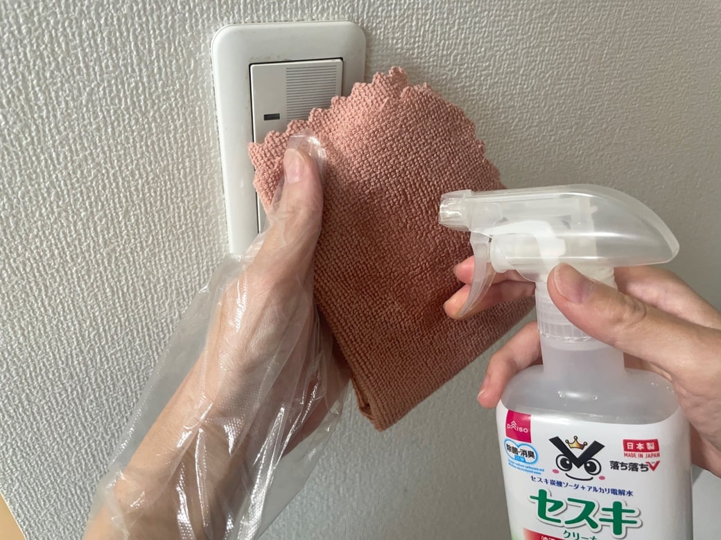 セスキスプレーを使って拭く