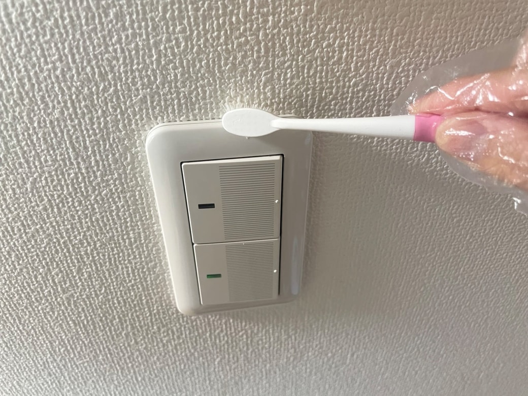 歯ブラシで細かい部分をこする