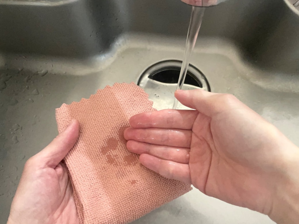 クロスを湿らせる