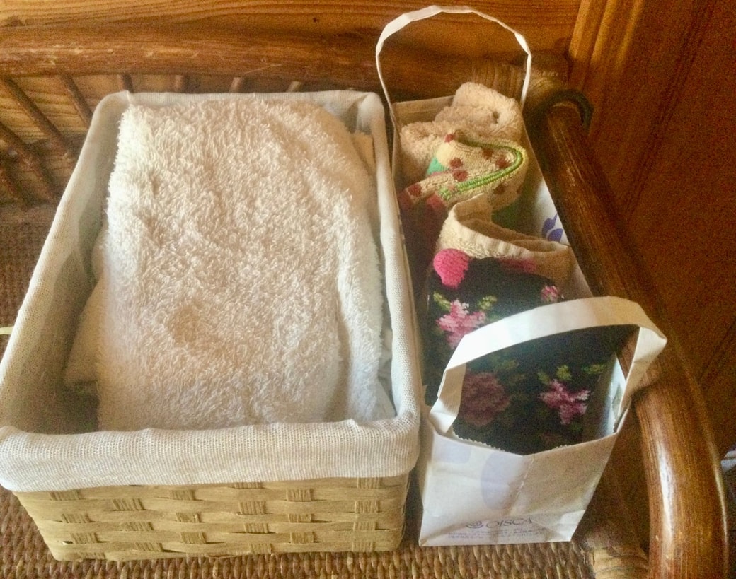 紙袋で作った収納ケース