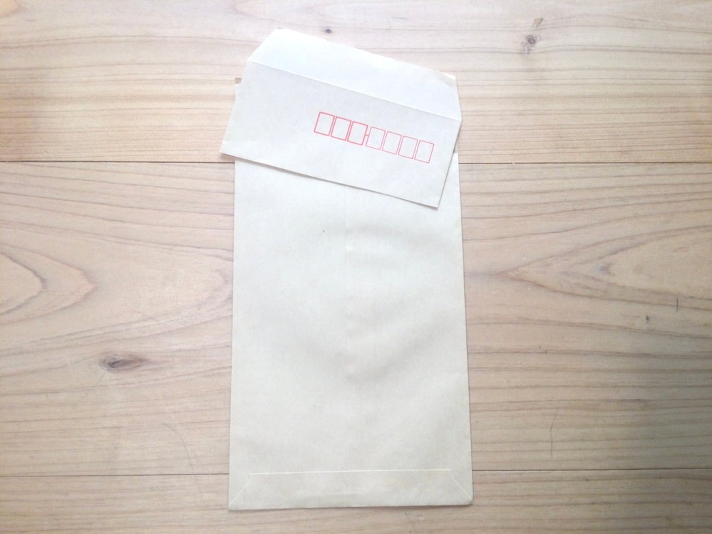 茶封筒をハサミで切る