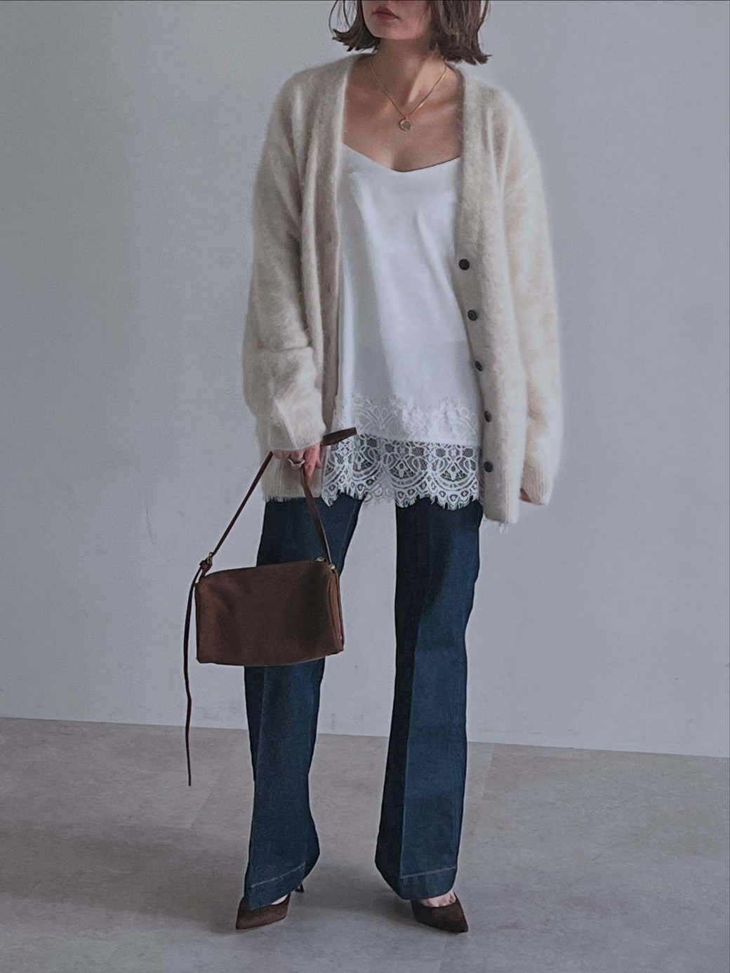 レースアイテムでほっこりしがちなニットにニュアンスをオン。