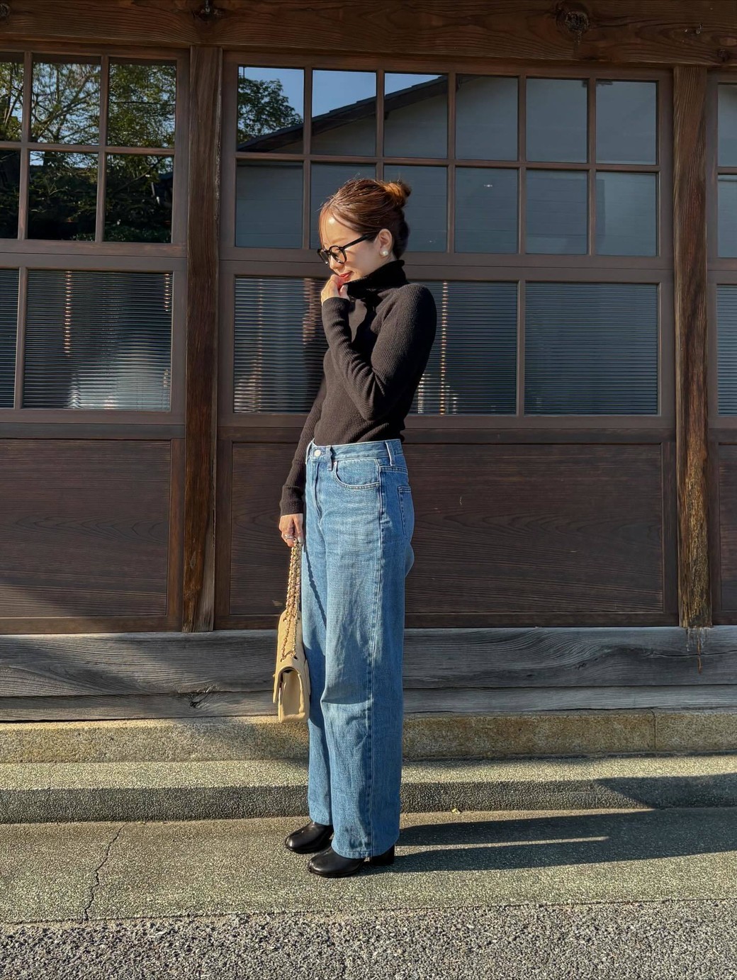 細身の黒タートル×ゆるデニムなら失敗知らず！