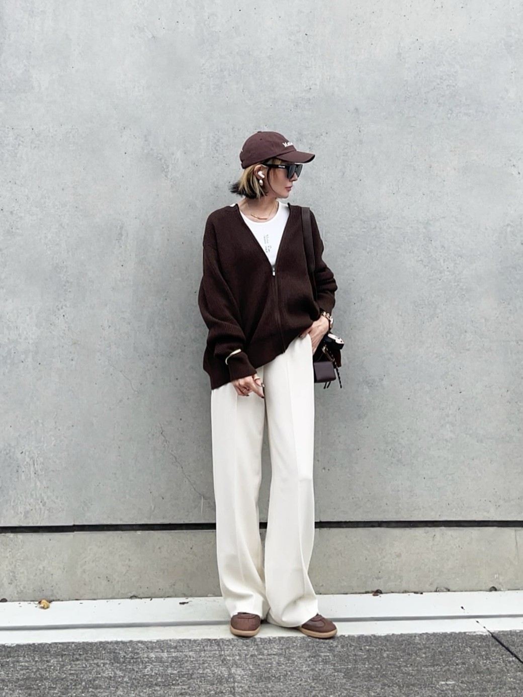 ジップを下げてVネックをつくるだけで、簡単にすっきり見え。