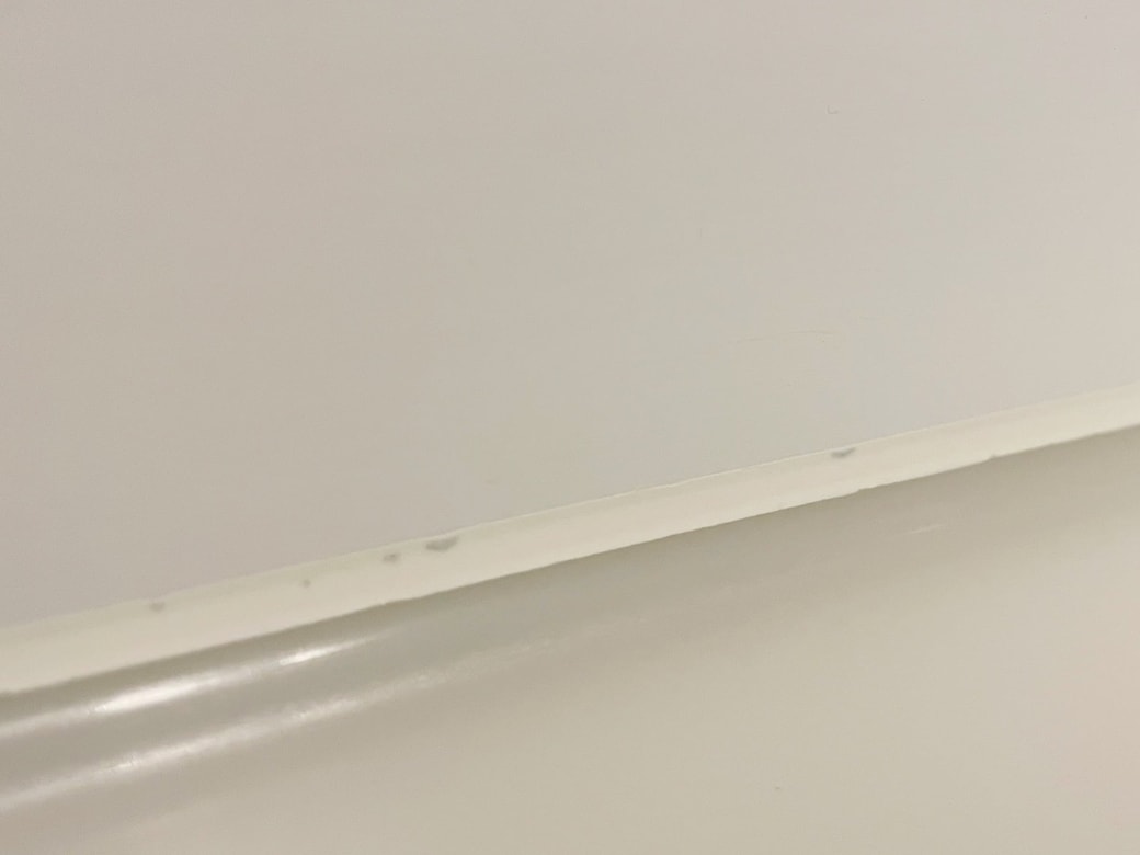 ポツポツ残る頑固な黒カビ