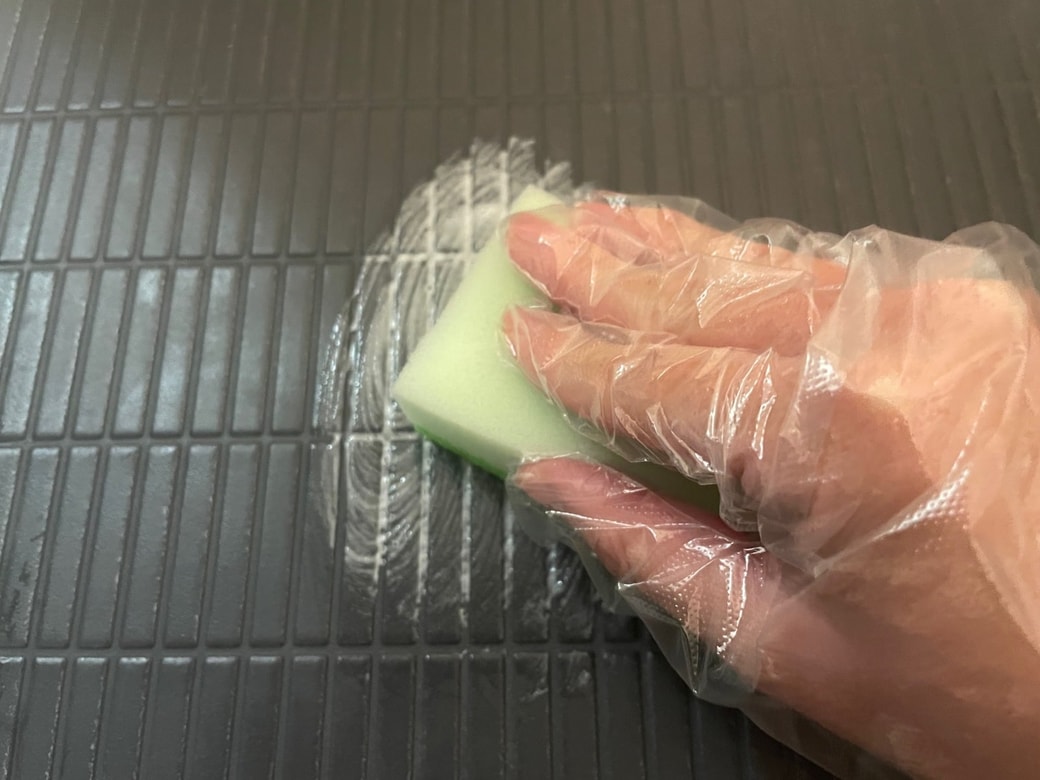 クリームクレンザーをつけたスポンジでこする