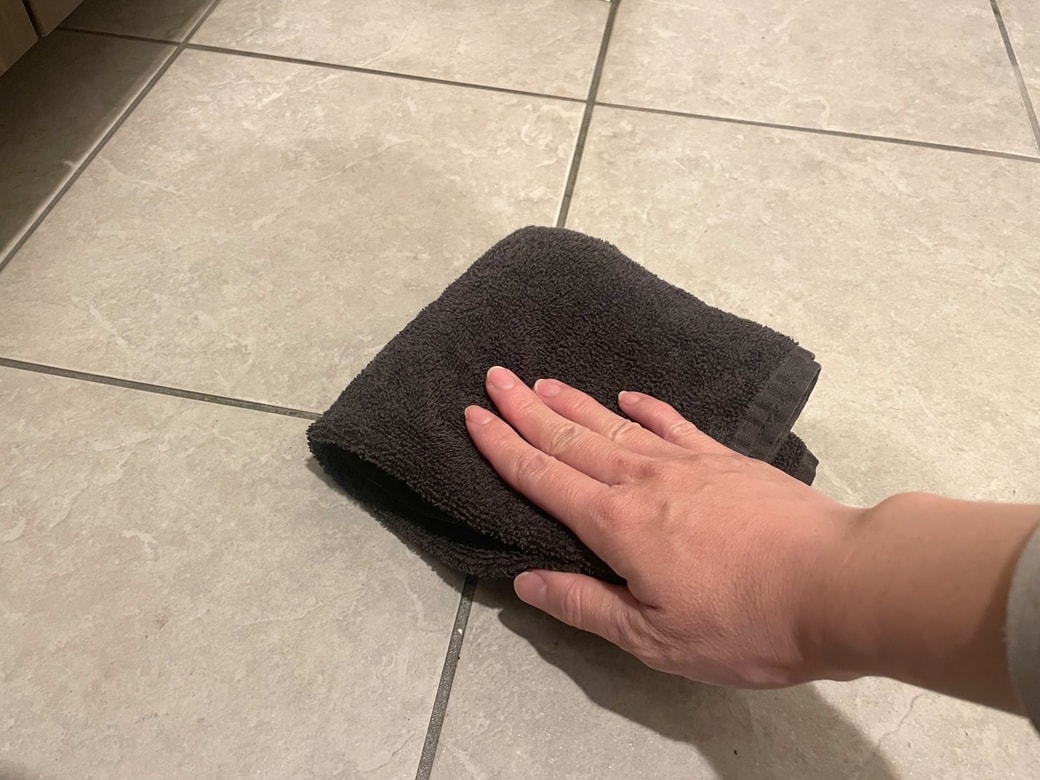 水拭きして仕上げる