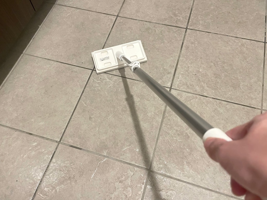 「玄関タイルブラシ」でこする