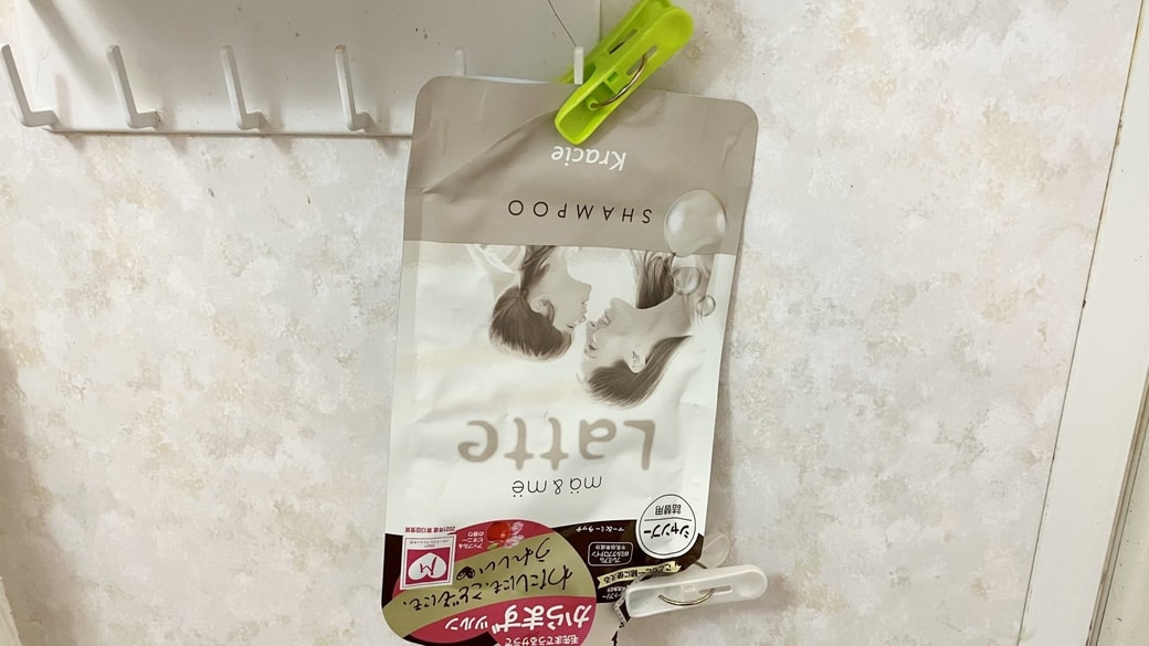 逆さまにした詰め替えパウチ