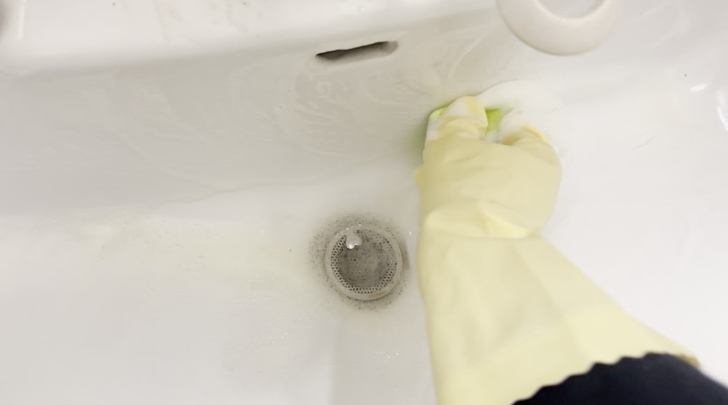 スポンジでこする