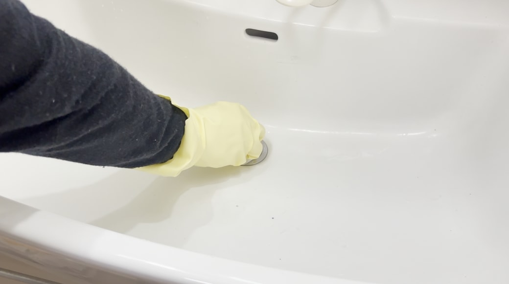 排水口のゴミを取り除く