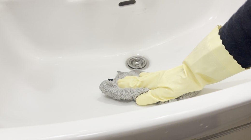 クロスで水滴を拭き取る