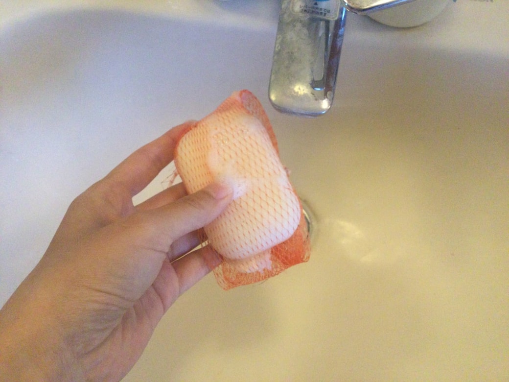 玉ねぎネットに石けんをいれる