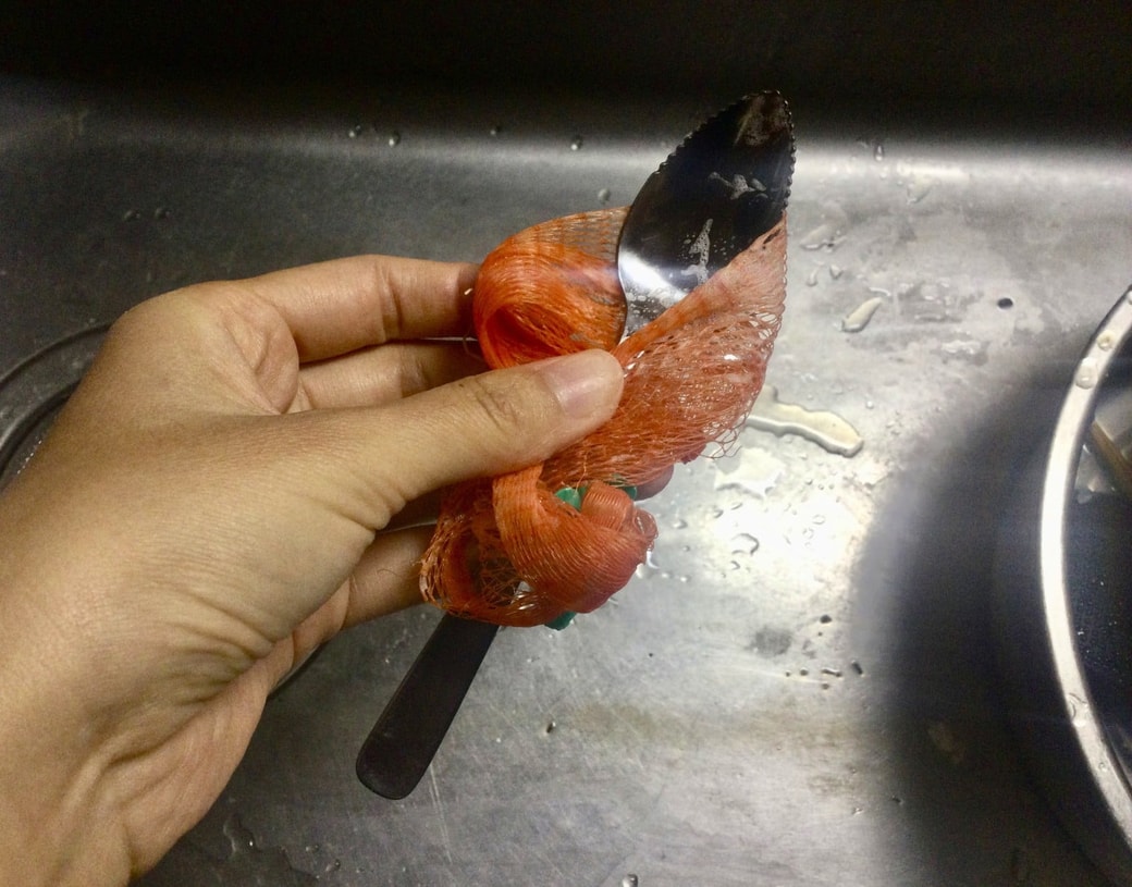 玉ねぎネットを泡立ててスポンジ代わりにする