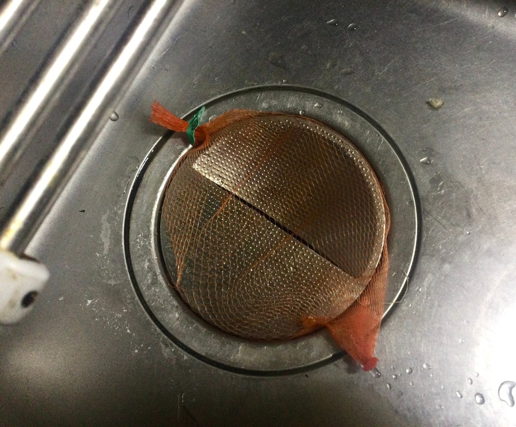 玉ねぎネットを水切りネットの代わりに使う