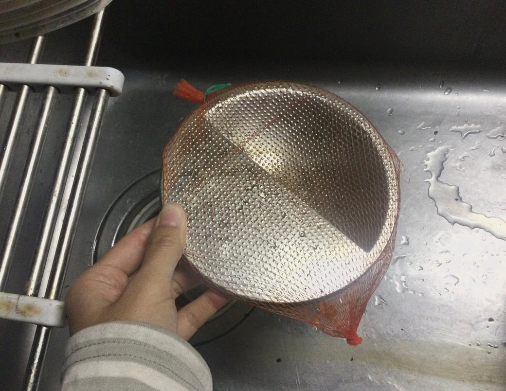 玉ねぎネットを水切りネットの代わりに使う