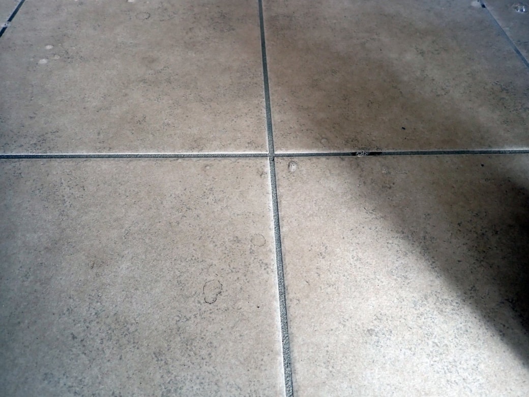 黒ずんでいる玄関