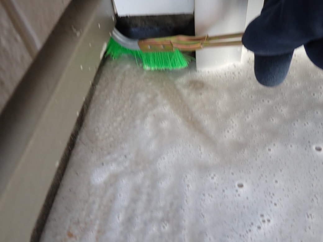 小ブラシで狭い所をブラッシング