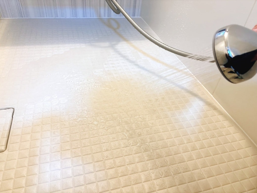 ②水のシャワーをかける