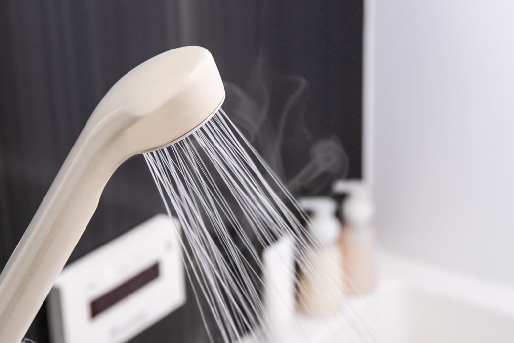 ①お湯のシャワーをかける