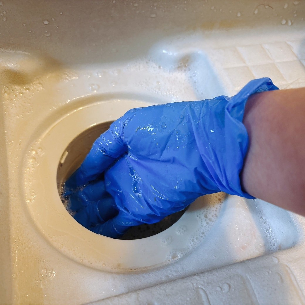 排水口は手で直接洗うと手っ取り早い
