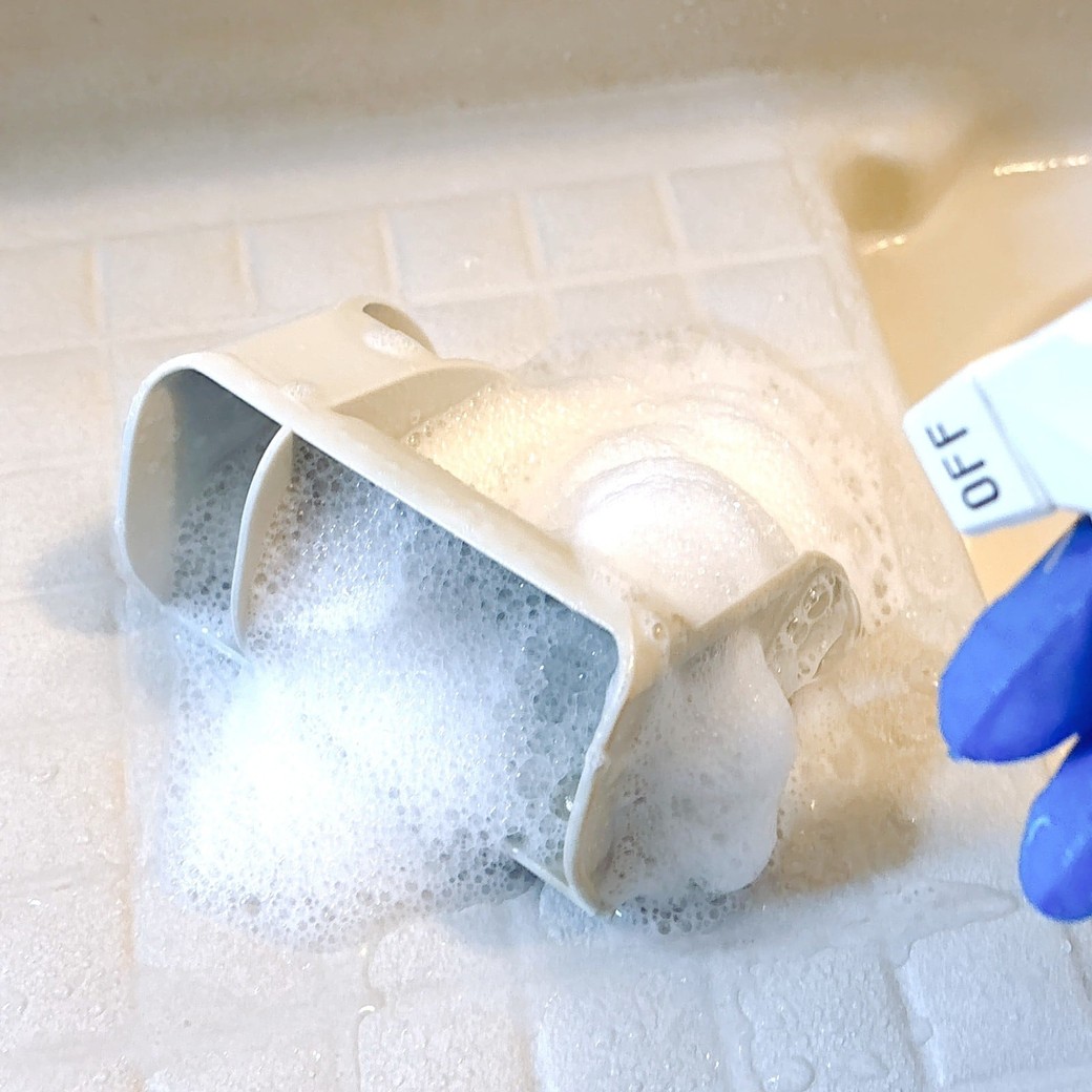 ウタマロクリーナーをスプレーする