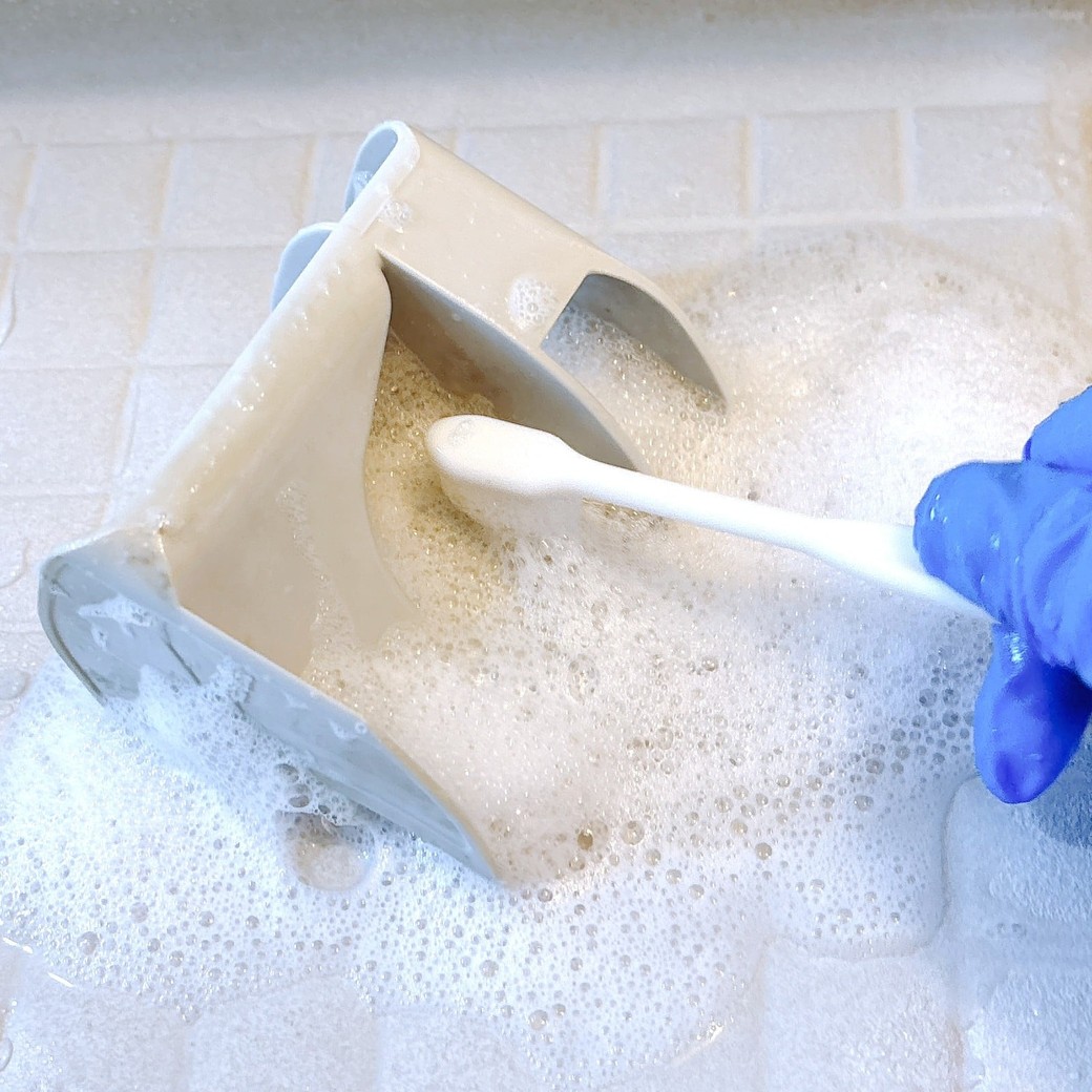 汚れを歯ブラシでこすり落とす