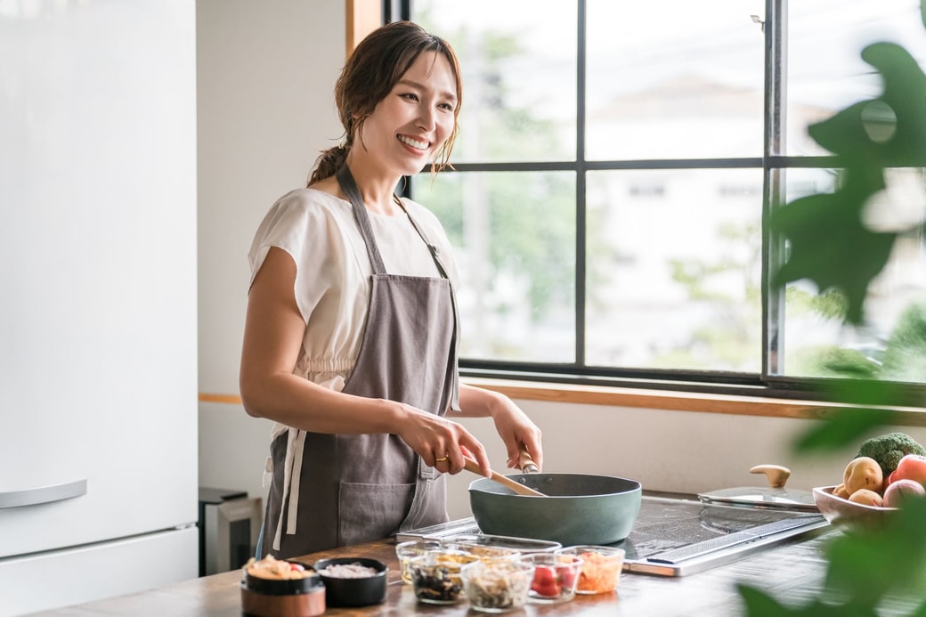 料理する女性