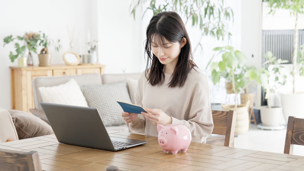 通帳を見る女性