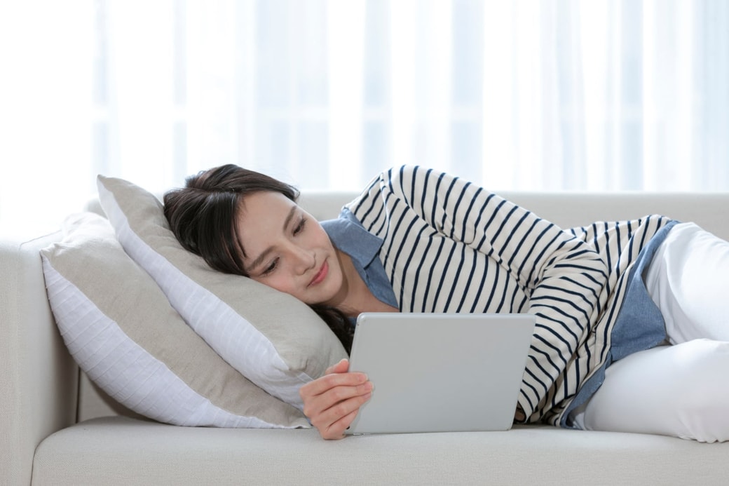 ゴロゴロする女性