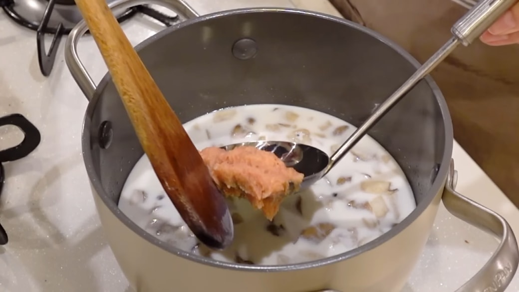 鍋にみそを溶かし入れる人