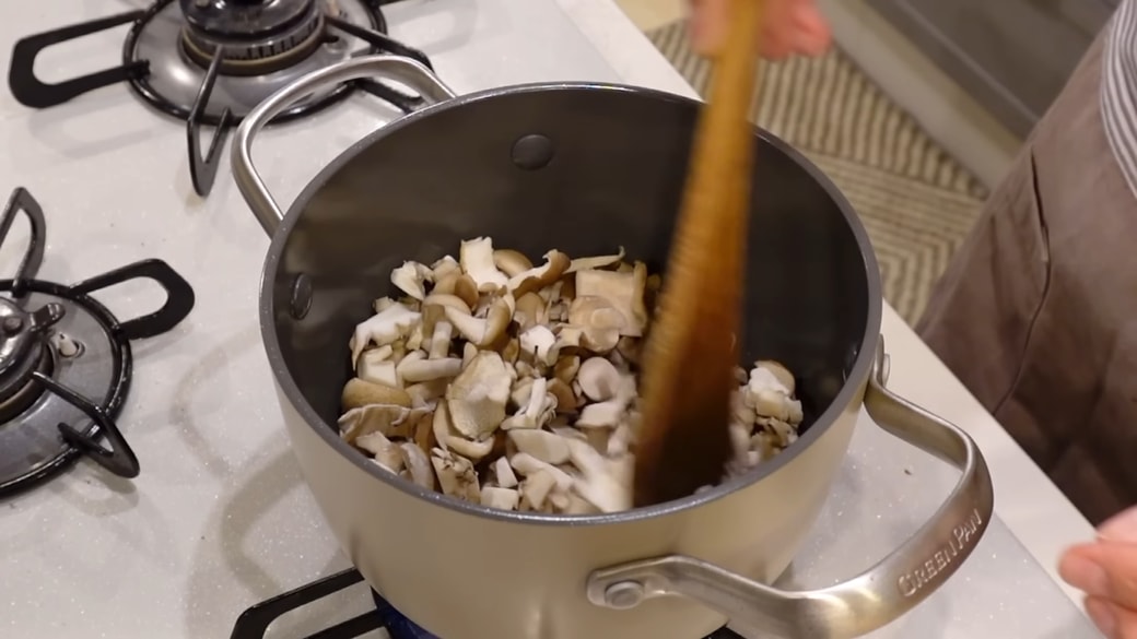 しめじとまいたけを炒める人