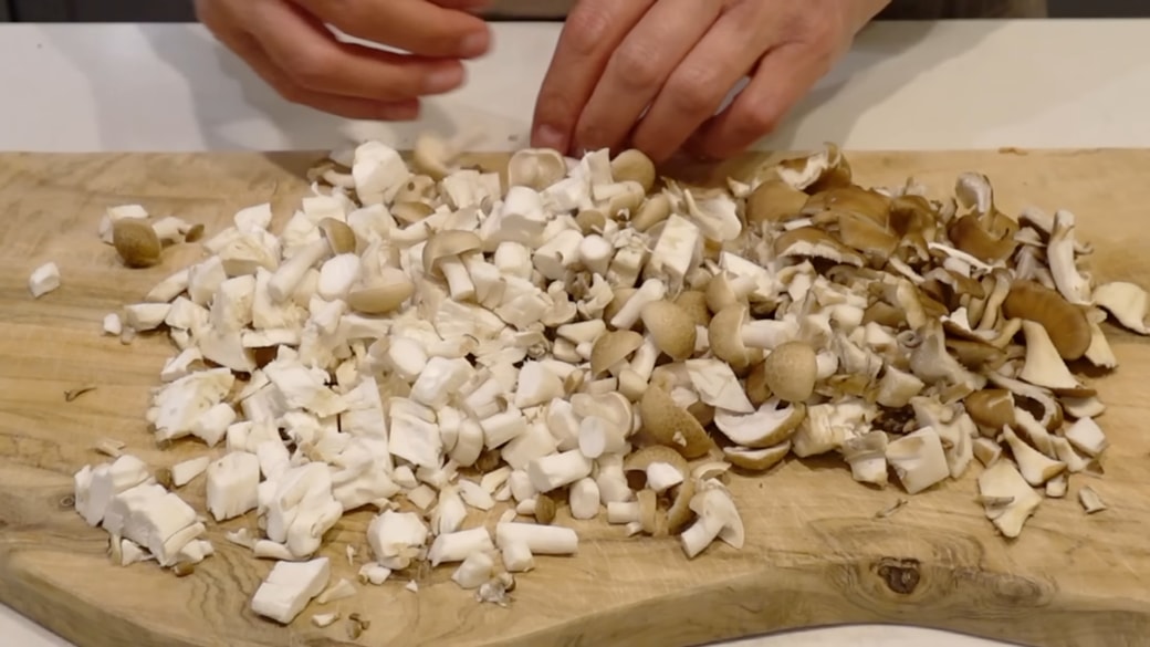 細かく切ったしめじとまいたけ