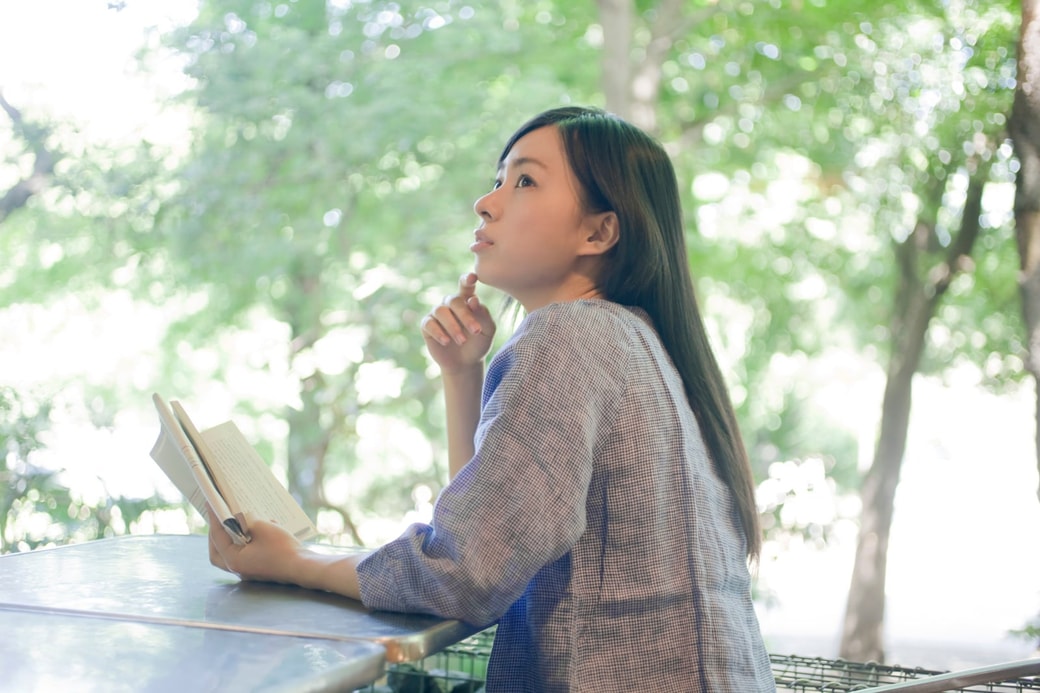 一人で過ごす女性