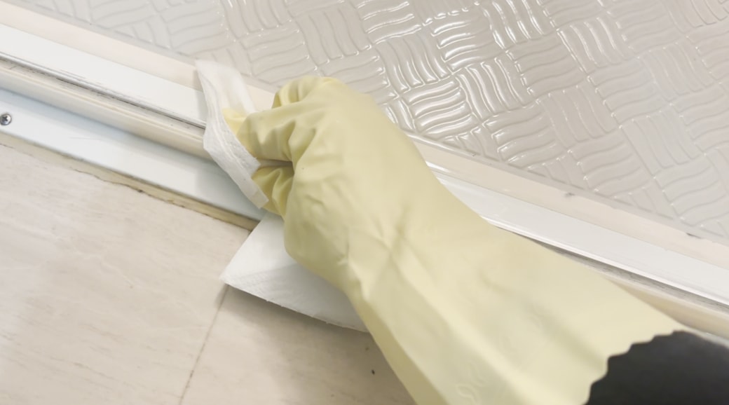 キッチンペーパーで水気を拭き取る