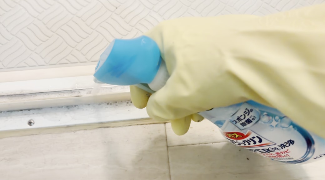 ドアレールに洗剤を吹きかける