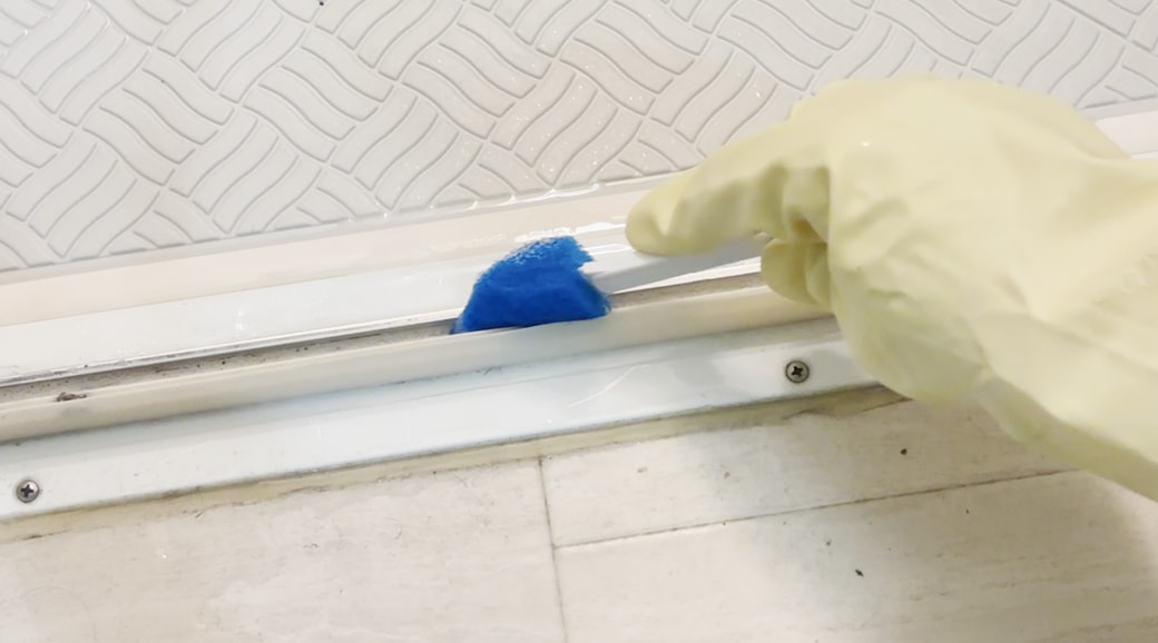 ドアレールをこする