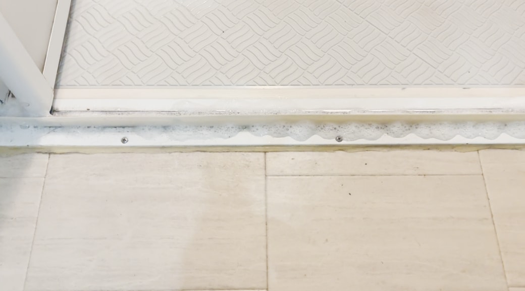 汚れを洗剤で浮かせる