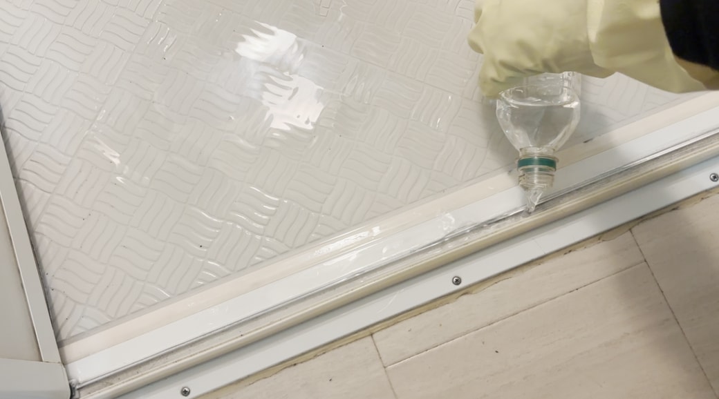 ペットボトルで水を流す