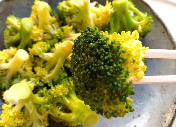 ブロッコリーを箸でとったところ