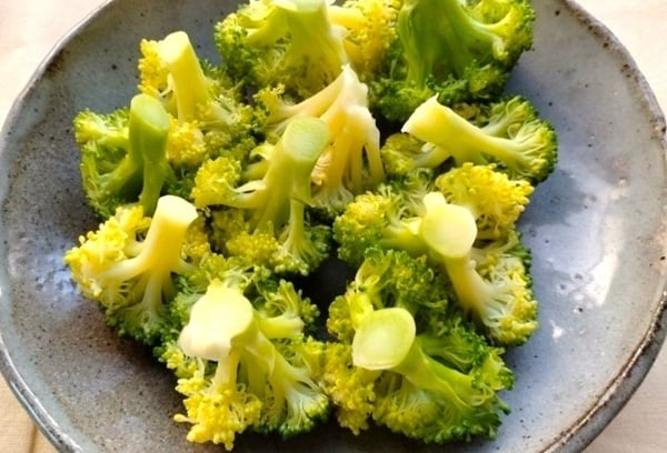 ブロッコリーの蕾を下にして並べる