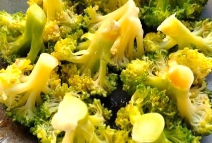 ドレッシングをかけたブロッコリー