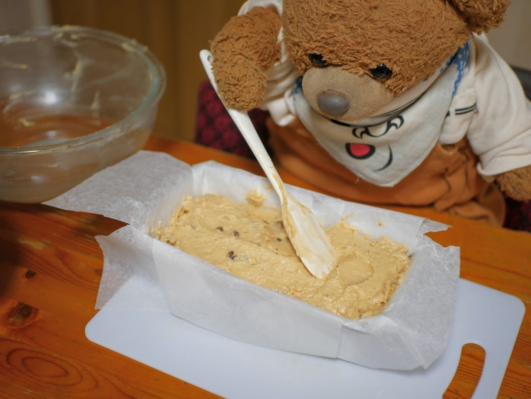 生地を型に入れる