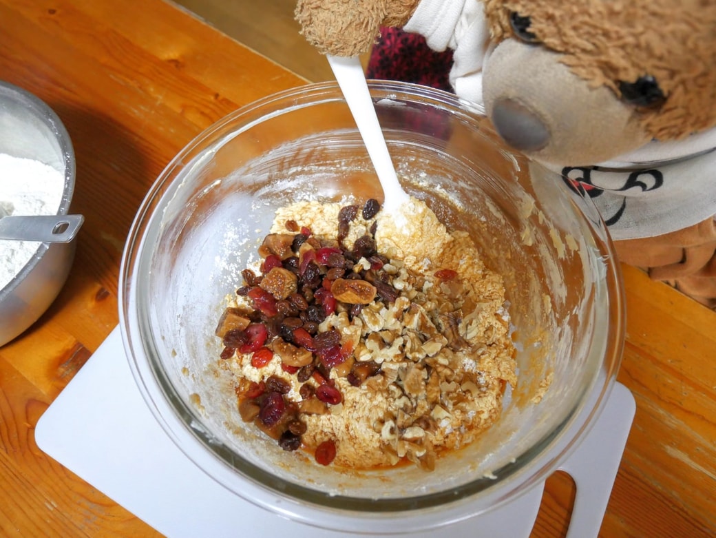 ドライフルーツとくるみを混ぜる